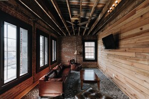 Living area - Historic Loft Stay Near Mammoth Cave National Park (Cave City)
