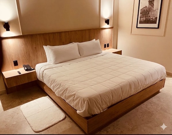 Basic Room, Pets Allowed | In-room safe, desk, laptop workspace, blackout drapes - Distrito Hotel Aeropuerto (Colón)