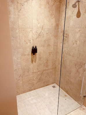Basic Room, Pets Allowed | Bathroom | Shower, towels, soap, shampoo - Distrito Hotel Aeropuerto (Colón)