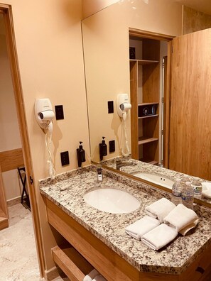 Basic Room, Pets allowed | Bathroom - Distrito Hotel Aeropuerto (Colón)