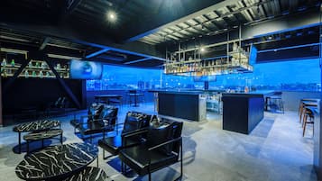 Un área de bar moderna con asientos y una barra.