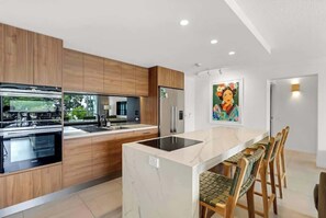 Fridge, microwave, oven, stovetop - Seven @ Aquarius—Coral Sea Views near the Lagoon (Cairns)