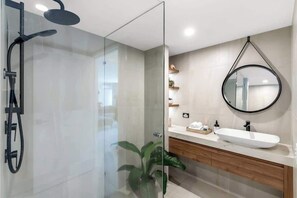 Douche, sèche-cheveux, shampoing
