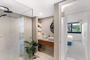 Shower, hair dryer, shampoo - Seven @ Aquarius—Coral Sea Views near the Lagoon (Cairns)