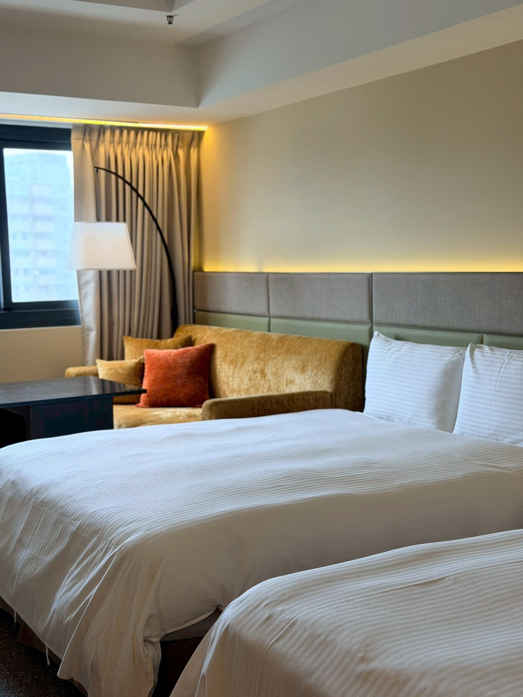 Kamar Twin Deluks, pemandangan kota | Minibar gratis, tirai kedap cahaya, dan kedap suara