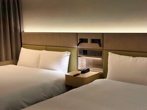 Habitació amb dos llits individuals estàndard, sense finestres | Minibar gratuït, cortines opaques i habitacions insonoritzades 