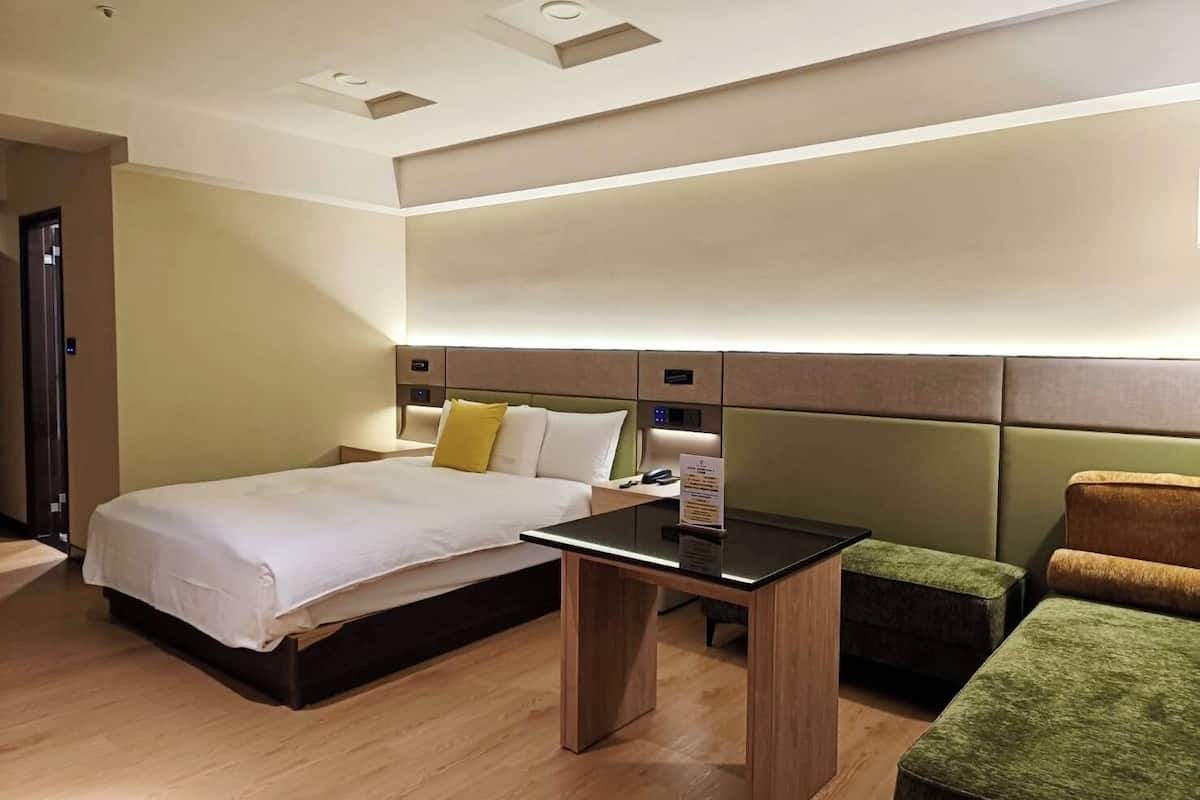 Chambre classique double, pas de fenêtre | Articles de minibar gratuits, rideaux d’obscurcissement