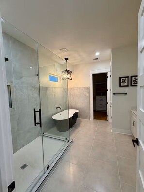 Secadora de cabello, toallas, jabón, papel de baño 