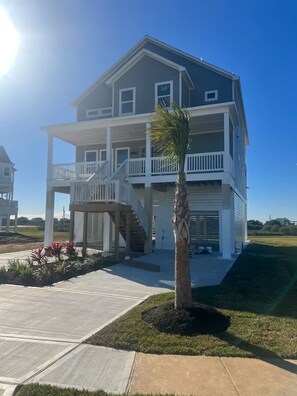 Exterior - NEW Luxe Bay Escape 5BR, Game Room & Resort Vibes in the Pointe West Community (Galveston)