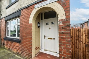 Exterior detail - Bolton Home | Hospital & Town | Parking | Sleeps 5 (Farnworth)