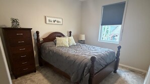 3 bedrooms, iron/ironing board, WiFi (free) - Beachy Vibes Retreat -7HP (Laguna Vista)