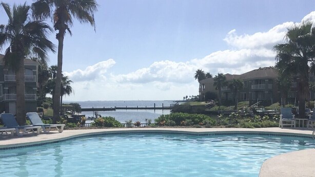 Pool - Beachy Vibes Retreat -7HP (Laguna Vista)