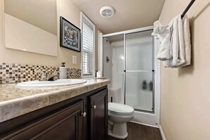 Shower - Woodland Peak Tiny Lodge (Woodland Park)