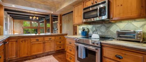 Wasserkocher mit Kaffee-/Teezubehör, Kühlschrank, Mikrowelle, Ofen