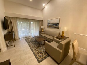 Una sala de estar moderna con un sofá, una mesa de centro y un televisor.