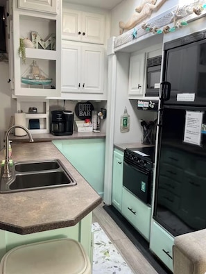 Private kitchen - Beautiful RV in Big Pine Key, Great outdoor area. Short drive to Key West (Big Pine Key)