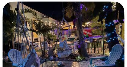 Beautiful RV in Big Pine Key, Great outdoor area. Short drive to Key West