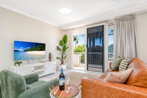Living area - Heart of Townsville on the Harbour (Townsville City)
