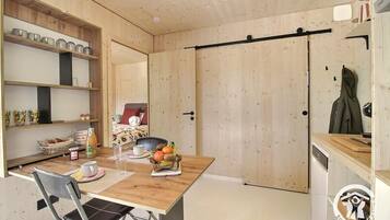 1 slaapkamer, een strijkplank/strijkijzer, gratis wifi, beddengoed