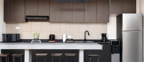 Refrigerador con freezer, microondas, placa de cocina