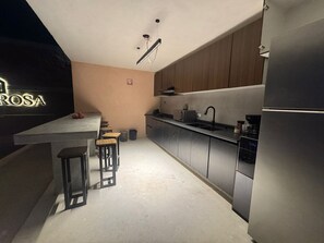 Tủ lạnh, lò vi sóng, bếp nấu, dụng cụ nấu nướng/bát dĩa/dao nĩa 