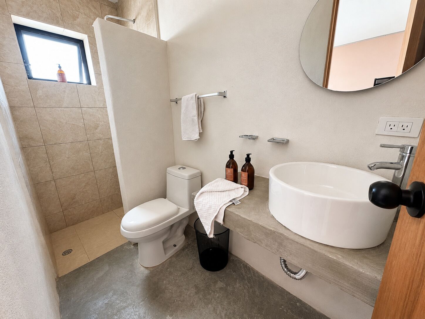 Een douche, handdoeken, zeep, shampoo