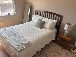 Iron/ironing board, WiFi, bed sheets