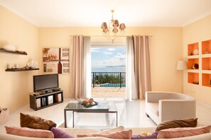 TV, DVD player, books, stereo - Mountain tranquillity meets coastal beauty near Nissaki (Viglatsouri)