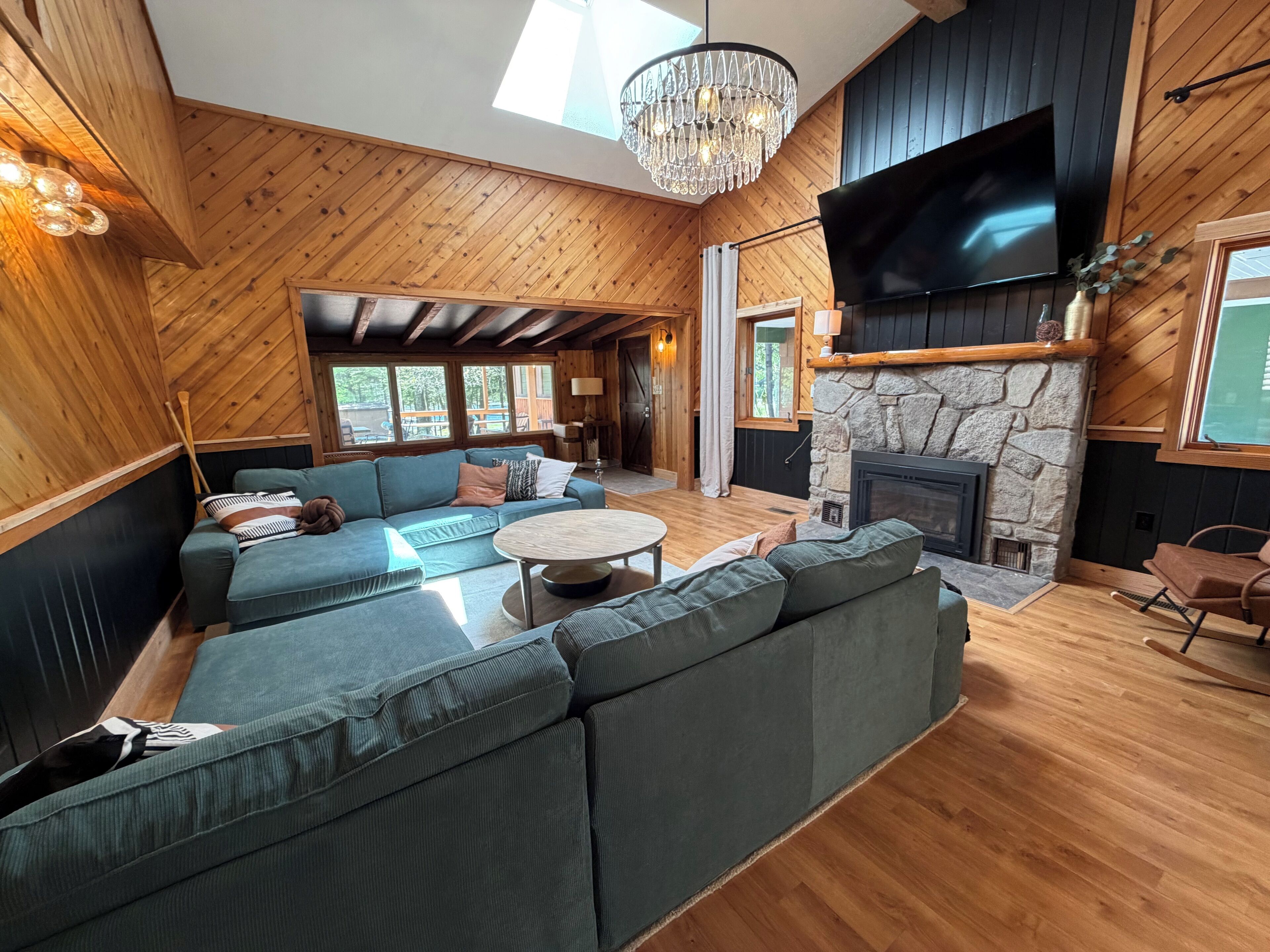 TV, fireplace