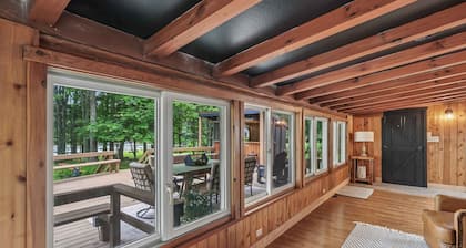 Treeline Lodge | Walk to Honi + Lakefront + Tiki Bar Vibes