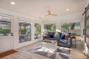 A spacious living room with a sofa, a coffee table, and a ceiling fan. - Sequoia Magic Views - 3BD + Hot Tub + Fireplace (Three Rivers)