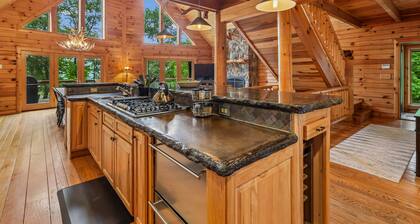 Escape to Summit View Lodge in Mountaintop, a spacious pet-friendly retreat for 14!