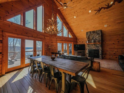 Escape to Summit View Lodge in Mountaintop, a spacious pet-friendly retreat for 14!