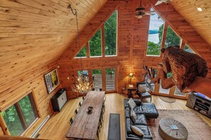 Televisión, chimenea, futbolito y tenis de mesa 