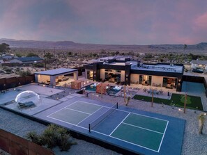 A modern house with a tennis court, pool, and outdoor seating area. - Skyhaven Luxe - Pool/Spa Pickleball Sauna (Joshua Tree)