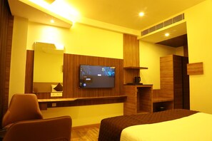 Desk, laptop workspace, iron/ironing board, free WiFi - Hotel Maaris (Pudukkottai)