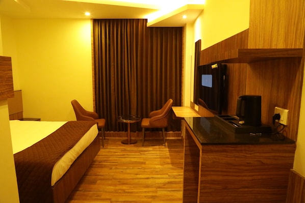 Desk, laptop workspace, iron/ironing board, free WiFi