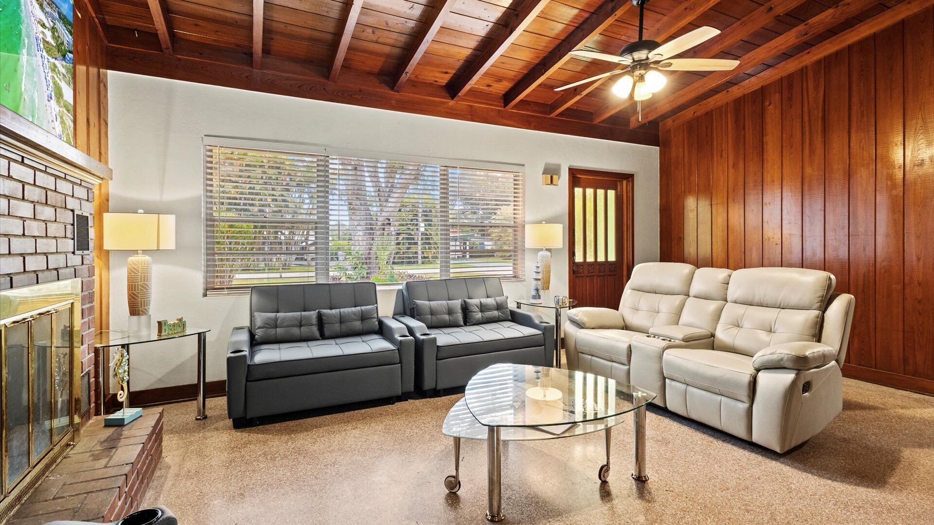 Smart TV, fireplace