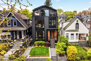 Exterior - VIEW from 2 Rooftop Decks, Walk to Kerry Park, Minutes to DT and Space Needle (Seattle)