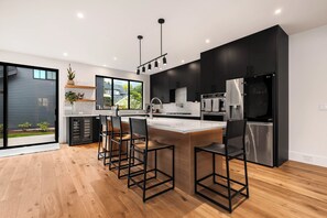 Private kitchen - VIEW from 2 Rooftop Decks, Walk to Kerry Park, Minutes to DT and Space Needle (Seattle)