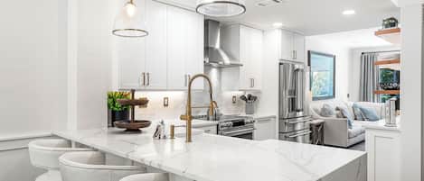 Réfrigérateur, four à micro-ondes, un four, surface de cuisson