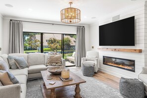 Smart TV, fireplace - Waterfront Villa, Golf Cart, Lake Views, Near Beach & Baytowne Wharf (Miramar Beach)