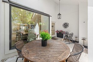 Outdoor dining - Waterfront Villa, Golf Cart, Lake Views, Near Beach & Baytowne Wharf (Miramar Beach)
