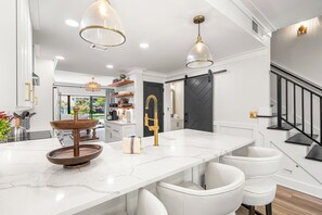 雪櫃、微波爐、焗爐、爐具