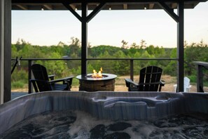 Outdoor spa tub - Hazel Hollow | Hot Tub w/ TV • Steam Shower • RRG (Rogers)