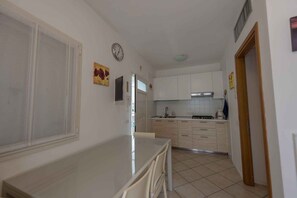 Fridge, stovetop, coffee/tea maker - Holiday apartment with balcony and air conditioning (Bibione)