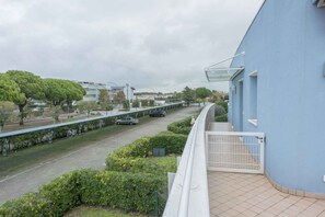 Property grounds - Holiday apartment with balcony and air conditioning (Bibione)