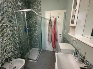 Bathroom - Holiday apartment with air conditioning and satellite TV (Bibione)