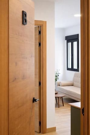 Deluxe Studio | Living area | 32-inch flat-screen TV with digital channels - Collection Las Ventas (Madrid)