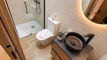 Apartamento superior | Baño | Ducha, toallas, jabón y champú